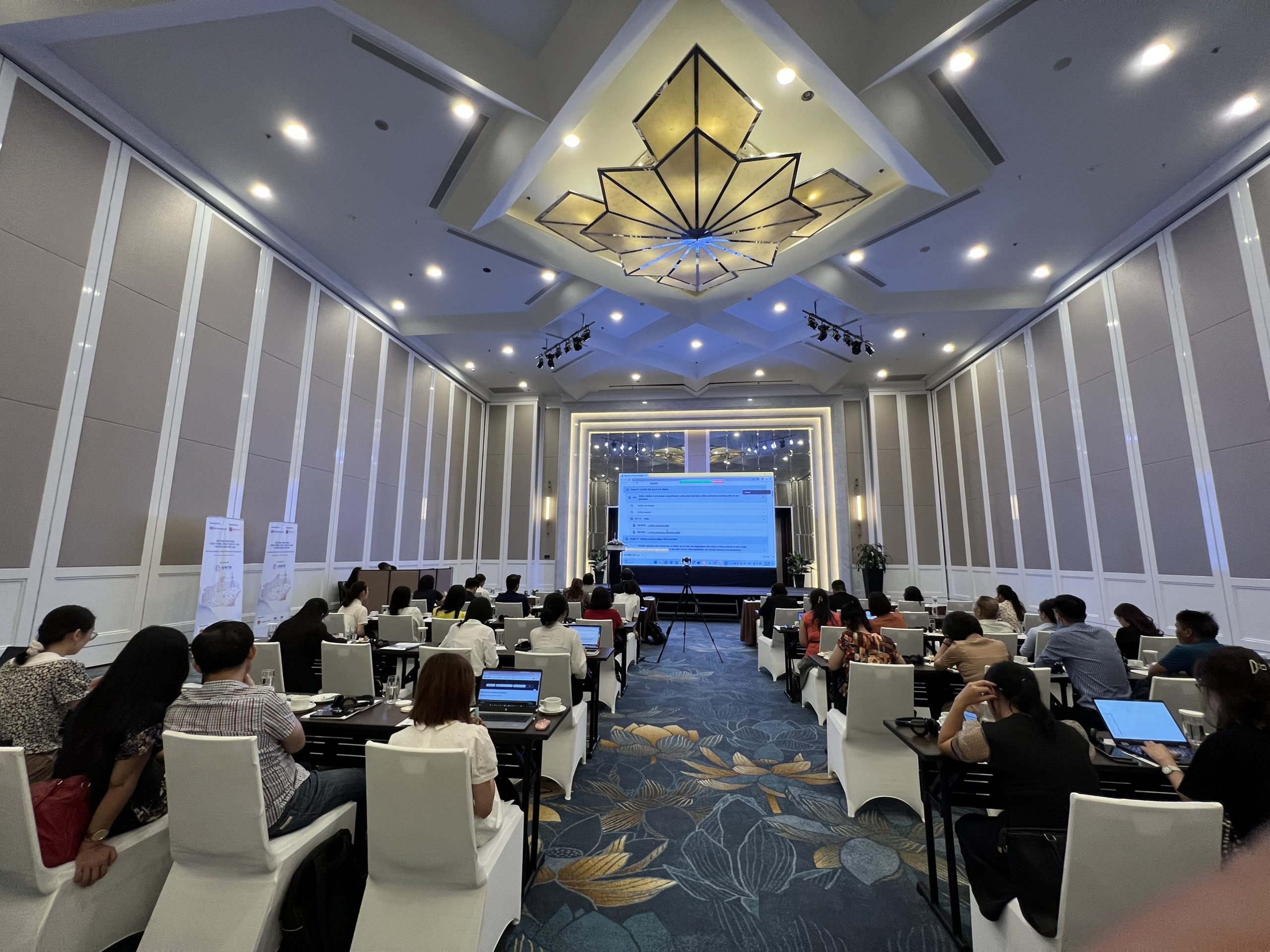 Vernus Media chuyên cung cấp thiết bị phiên dịch Cabin
