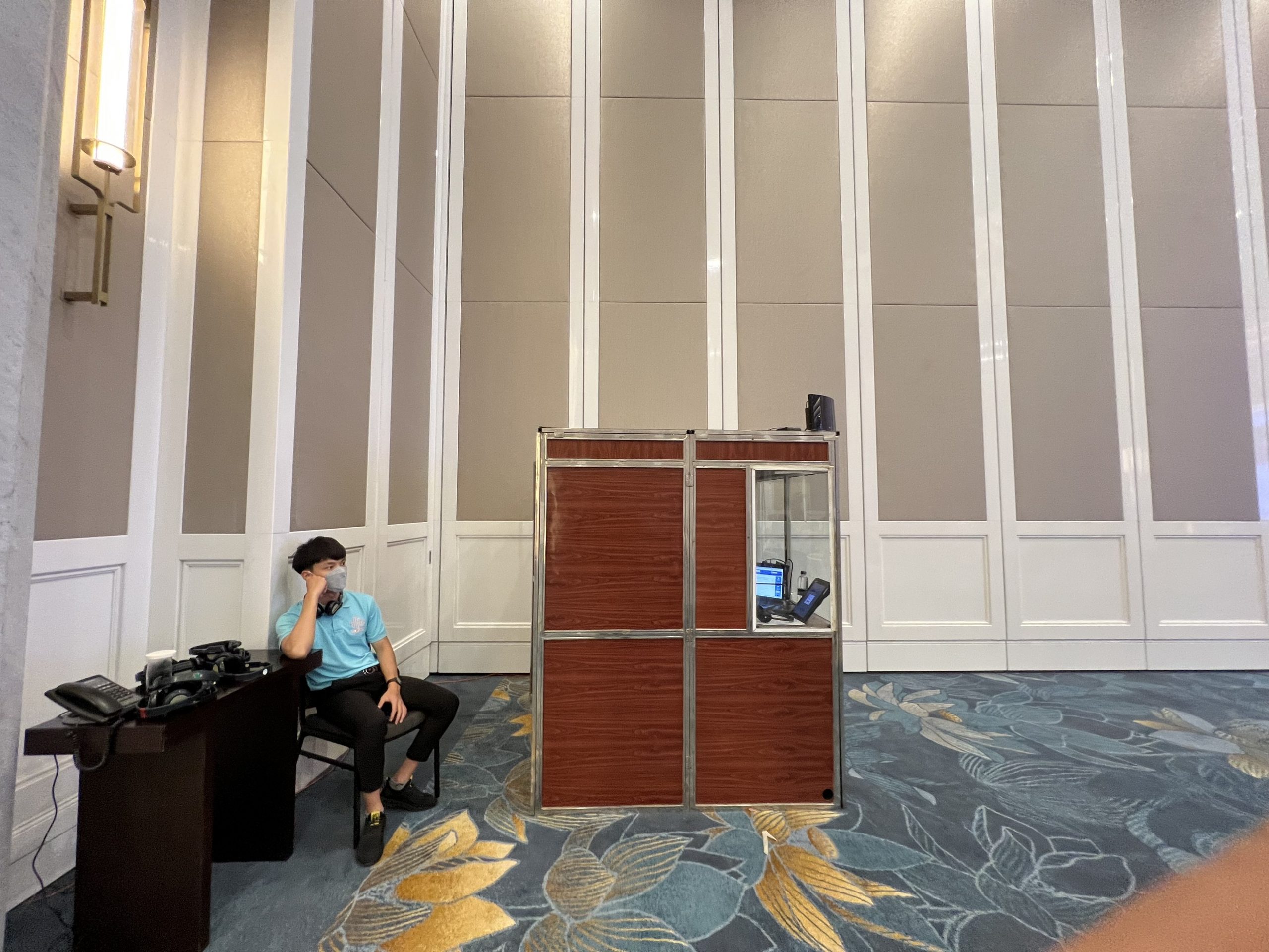 Vernus Media chuyên cung cấp thiết bị phiên dịch Cabin