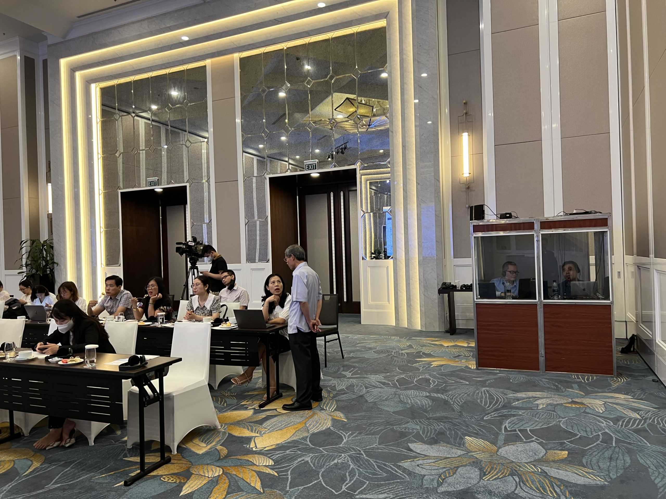 Vernus Media chuyên cung cấp thiết bị phiên dịch Cabin