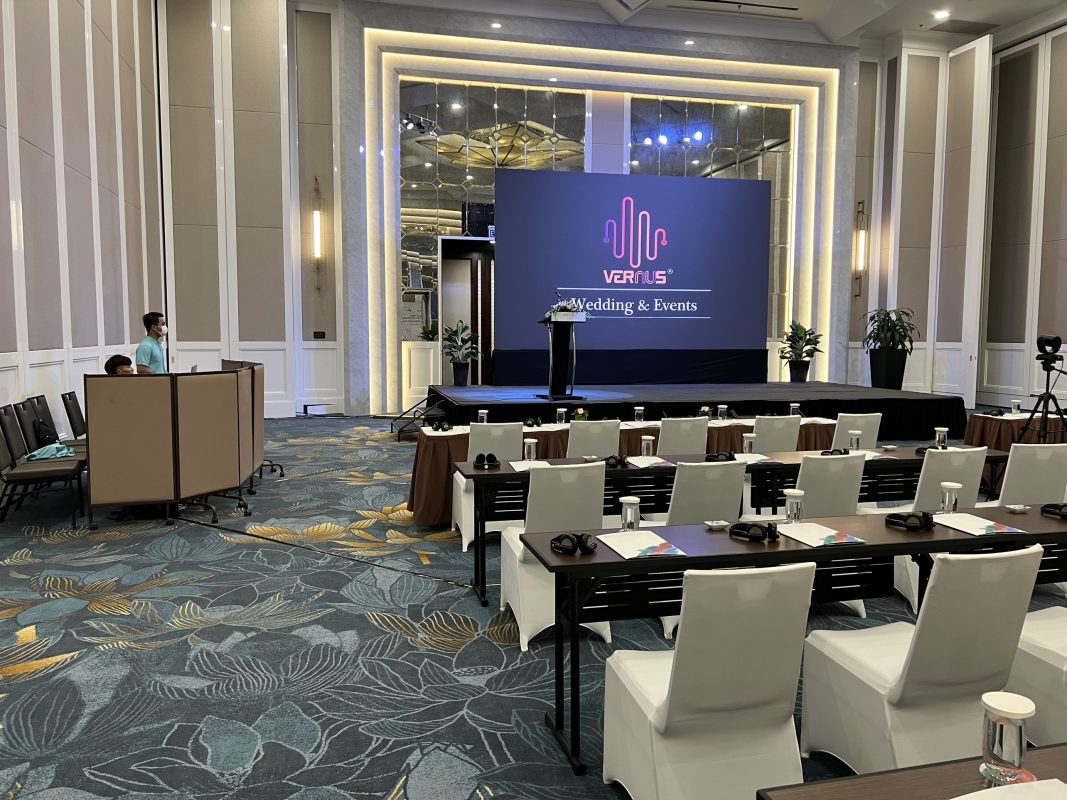 Vernus Media chuyên cung cấp thiết bị phiên dịch Cabin
